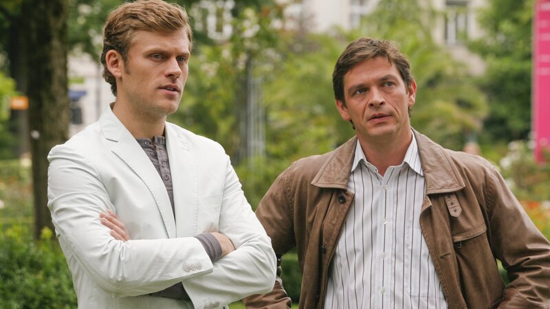 Kommissar Lind (Tom Mikulla, r.) findet heraus, dass Manager Schargl (Jens Atzorn, l.) eine Affäre mit dem Opfer hatte. Hat er etwas mit dem Mord zu tun? – Bild: ZDF und Christian A. Rieger