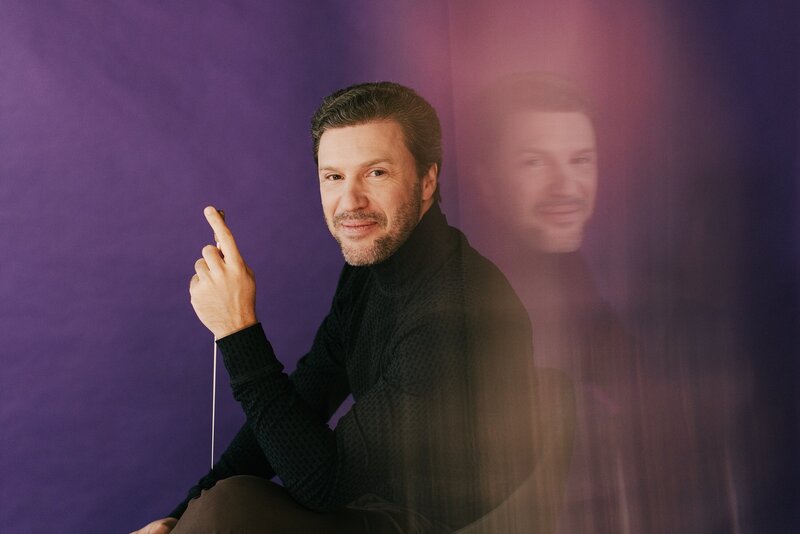 Chefdirigent Stanislav Kochanovsky. – Bild: ZDF und NDR/​Evelyn Dragan