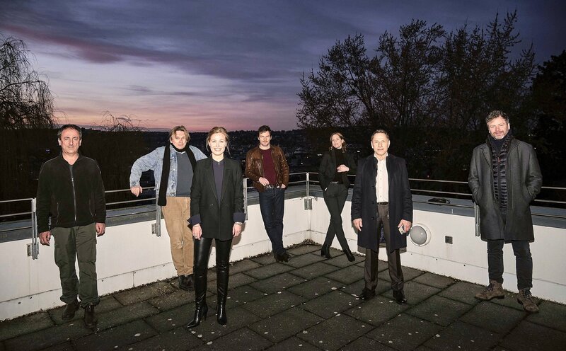Dreharbeiten zum Stuttgarter „Tatort – Der Mörder in mir“ – Richy Müller, Felix Klare, Nicolas Reinke, Tatjana Nekrasov und Christina Hecke spielen in der Regie von Niki Stein Dreharbeiten in Stuttgart zum „Tatort – Der Mörder in mir“: Regisseur Niki Stein (2.v.l.) mit Kameramann Stefan Sommer und den Darstellern (v.r.n.l.) Nicholas Reinke, Richy Müller, Tatiana Nekrasov, Felix Klare und Pina Kühr. – Bild: SWR/​Benoit Linder /​ SWR Presse/​Bildkommunikation