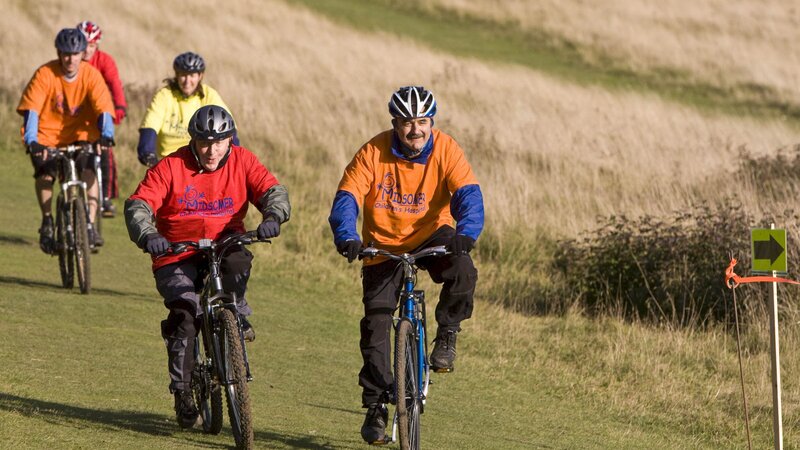 George Jeffers (David Haig, r.) und Edward Canning (Jim Norton, l.) haben sich bei der Geländetour an der Universität an die Spitze gesetzt. – Bild: ZDF