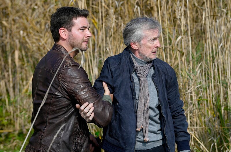 Hans Zielke (Andreas Engelmann, r.) hat einen Mord beobachtet. Jakob Frings (Max König, l.) muss verhindern, dass auf den ehemaligen Fotograf ebenfalls ein Mordanschlag verübt wird. – Bild: ARD/​Laurent Trümper