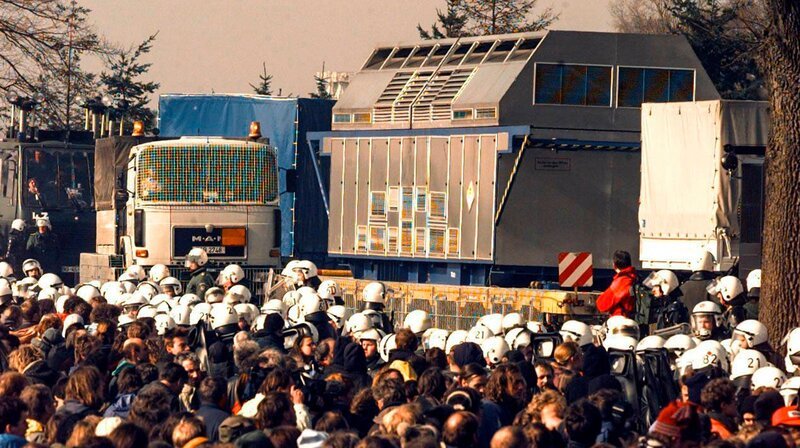 Über 21 Stunden ließ der Castor-Transport im April eine ganze Nation den Atem anhalten. Der rund 120 Tonnen schwere Castor-Behälter rollte mit neun abgebrannten Brennstäben aus dem baden-württembergischen Atomkraftwerk Philippsburg nach Gorleben. (Archivfoto, 27.4.1995: Der Castor-Transport zwischen Dannenleben und Gorleben, Demonstranten und Polizei) – Bild: WDR/​imago