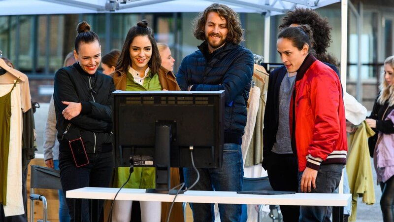 Beauty, Fashion, Glamour: Das Greenlights-Shooting ist in vollem Gang und alle sind mehr als zufrieden mit den Ergebnissen. – Bild: RTL /​ Julia Feldhagen