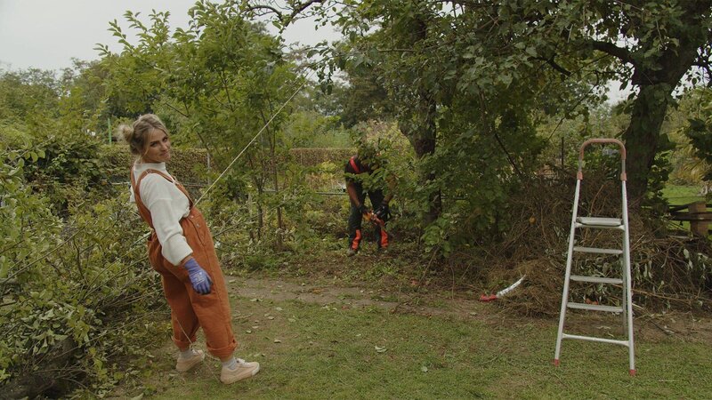 Sarah und Flo bereiten eine Baumfällung vor. – Bild: RTL /​ smac media