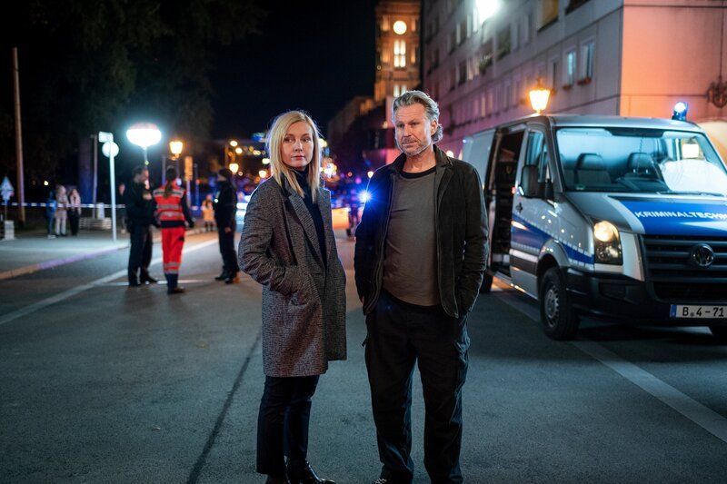 Nach dem Überfall auf einen Geldtransporter und der Geiselnahme einer jungen Frau müssen Judith und Jochen den Tatort besichtigen und die Fakten sortieren. – Bild: Christoph Assmann /​ ZDF Enterprises GmbH