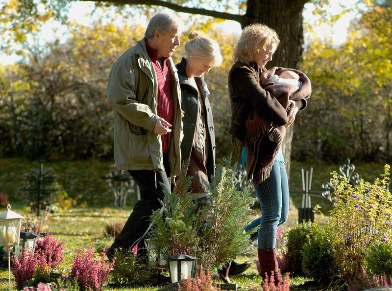 Van Veetren und seine Lebenspartnerin Ulrike (Catharine Larsson) begleiten Marlene (Frida Westerdahl), die Frau seines ermordeten Sohnes Erich, bei dessen Beerdigung. – Bild: ZDF und ARD Degeto/​Fredrik Hjerling