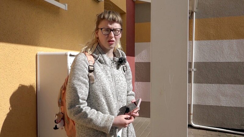 Jasmin wohnt mittlerweile mit Vater Maik und den beiden Kindern Lennox und Luna im Mutter-Kind-Heim. Heute will sie den Keller aufräumen. – Bild: RTLZWEI