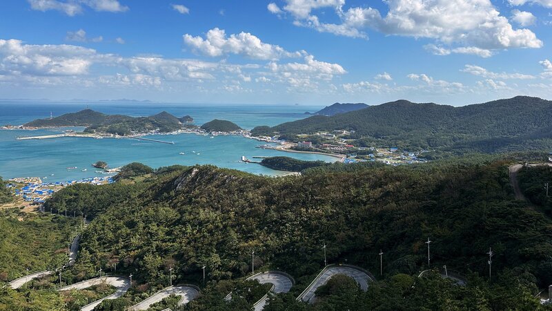 Beyond Seoul Folge 1 Küstenlandschaft – Bild: SRF/Autentic Beyond Seoul Folge 1 Küstenlandschaft – Bild: SRF/Autentic