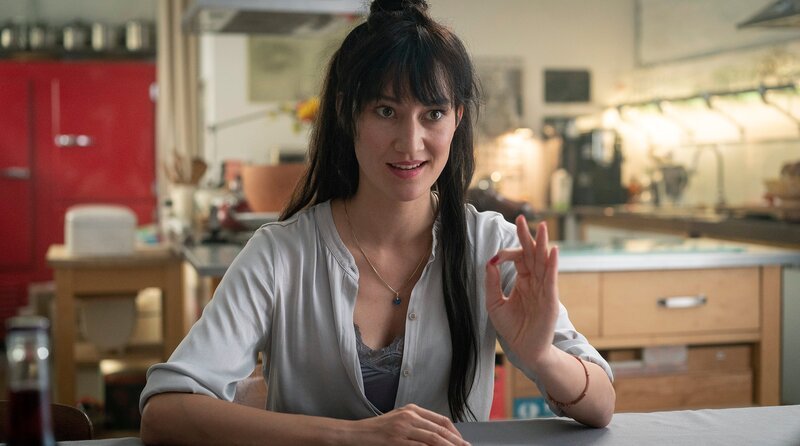 BusyBine (Agnes Decker) im Gespräch mit Kommissar Thiel. – Bild: WDR/​Bavaria Fiction GmbH/​Thomas