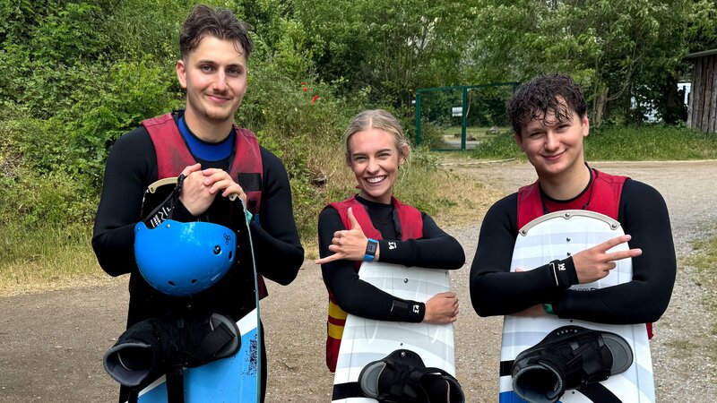 Robin, Alexa und Deniz wollen sich heute gegenseitig beim Wakeboarden herausfordern. – Bild: ZDF/​Georg Bussek