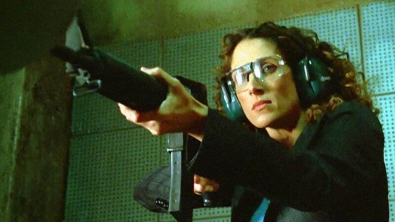 Detective Stella Bonasera (Melina Kanakaredes) hat die Tatwaffe gefunden. Jetzt fehlt nur noch ein Vergleich mit dem Projektil, um den Mörder zu überführen. – Bild: MG RTL D /​ CBS /​ Alliance Atlantis