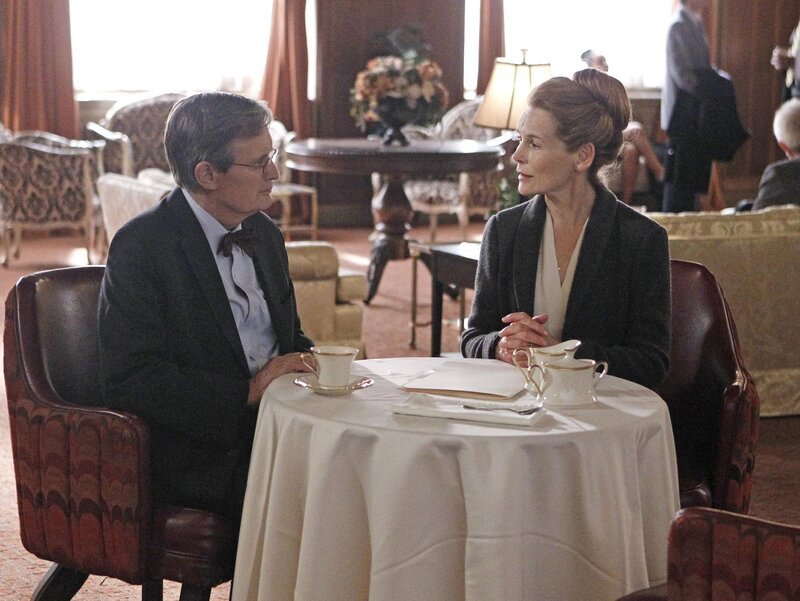 Dr. Donald „Ducky“ Mallard (David McCallum, l.) trifft sich mit Maggie Clarke (Alice Krige, r.), die er seit seiner Jugend kennt und von der er hofft, Aufschluss über einige Dinge aus seiner Vergangenheit zu bekommen … – Bild: CBS Entertainment /​ Sonja Flemming