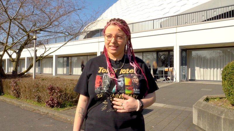 Leann wiederum ist voller Vorfreude: Sie hat ein VIP-Ticket für Tokio Hotel und bereitet sich mit Plakat, Fan-Shirt und einer Tattoo-Idee auf den Gig vor. – Bild: RTLZWEI /​ UFA SHOW & FACTUAL