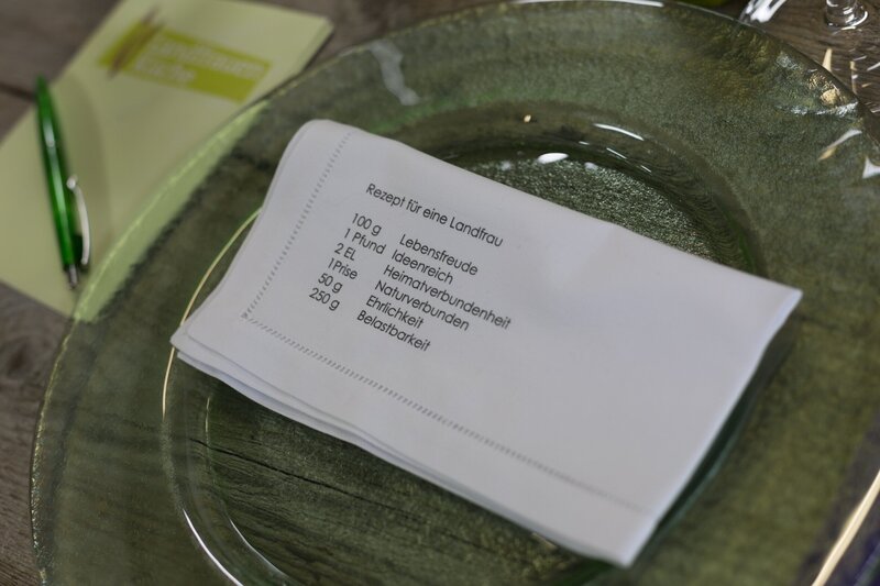 Tischdekoration. – Bild: BR/​megaherz gmbh/​Andreas Maluche