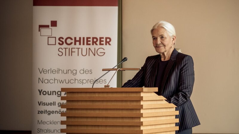 Charlotte Schierer (Hildegard Schmahl) eröffnet die Ausstellung der Schierer Stiftung. – Bild: ZDF und Gordon Timpen