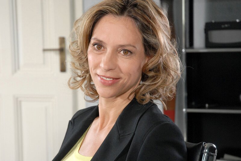 Das charmante Lächeln täuscht. Staatsanwältin Dr. Kristina Winter (Carin C. Tietze) wird Zoodirektor Dr. Fährmann große Schwierigkeiten bereiten. – Bild: MDR/​Christa Köfer