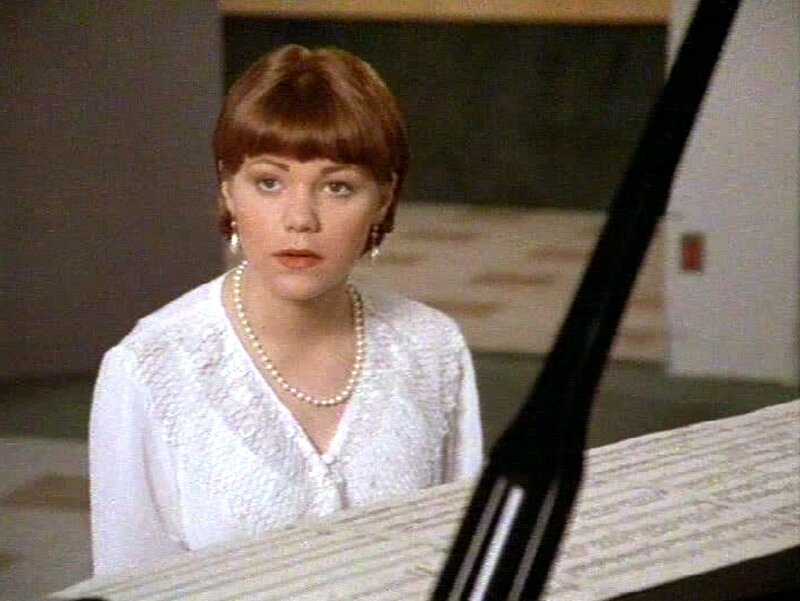 Die junge Leslie Walden (Jenny Lewis) ist eine begnadete Klavierspielerin. Plötzlich wird ihr Lehrer und Förderer ermordet. – Bild: Sat.1 Gold