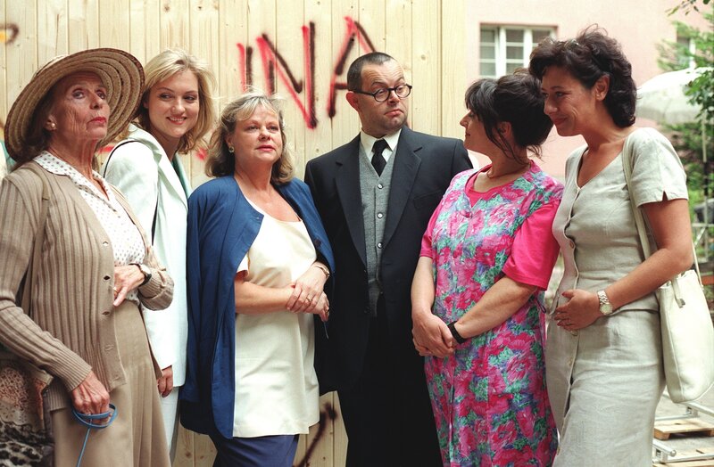 v.li.: Ellen Umlauf, Claudia Androsch, Marianne Mendt, Karl Ferdinand Kratzl, Brigitte Swoboda, Andrea Händler. – Bild: ORF/​MR Film/​Contessina Bauer