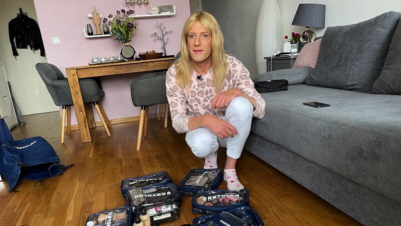 Die transidente Svenya (50) will sich ein neues Leben aufzubauen. Erst vor zwei Jahren hat sich die gebürtige Aschaffenburgerin dazu entschieden, ganz als Frau zu leben. Mit einer Ausbildung zur Make-Up Artistin und Visagistin wollte sie sich die Zukunft sichern – Bild: RTL Zwei