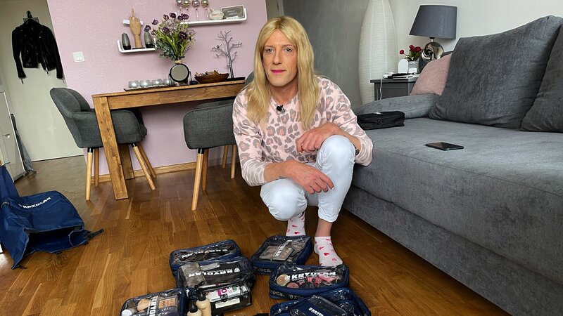 Die transidente Svenya (50) will sich ein neues Leben aufzubauen. Erst vor zwei Jahren hat sich die gebürtige Aschaffenburgerin dazu entschieden, ganz als Frau zu leben. Mit einer Ausbildung zur Make-Up Artistin und Visagistin wollte sie sich die Zukunft sichern – Bild: RTL Zwei