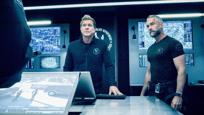 L-R: Dominique Luca (Kenny Johnson), David ‚Deacon‘ Kay (Jay Harrington) – Bild: ORF/​Sony Pictures/​CBS