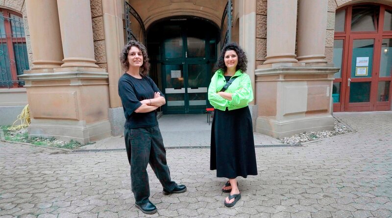 Guerilla Architects machen die Festival-Szenograpfie der diesjährigen Wiesbaden Biennale: Silvia Gioberti (l.) und Shahrzad Rahmani (r.) – Bild: HR/​Kathleen Witt