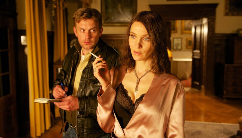 Geizt nicht mit ihren Reizen: „Mercedes“ (Jeanette Hain) hat Franz Eberhofer (Sebastian Bezzel) im Nu um den Finger gewickelt. – Bild: ARD Degeto/​BR/​Constantin Film/​Bernd Schuller