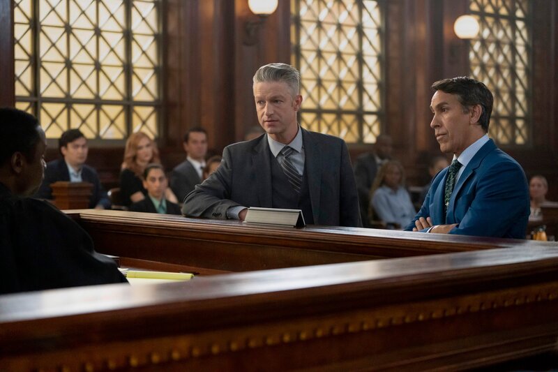 LAW & ORDER: ORGANIZED CRIME -- „Paranza Dei Bambini“ Episode 503 -- Pictured: (l-r) Peter Scanavino als A.D.A Dominick „Sonny“ Carisi Jr., Robert Montano als Pedro Castillo. – Bild: PEACOCK /​ UNIVERSAL