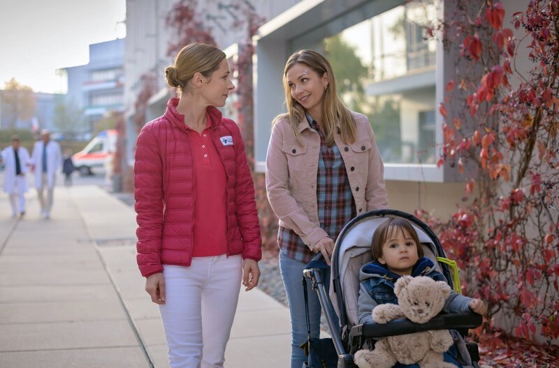 Nachbarin und Unfallverursacherin Lotta Lüdecke (Jil Funke, r.) will mit Hanno Dahlmann Frieden schließen. Alexandra (Friederike Linke, l.) bittet sie noch um Geduld. – Bild: ARD/​Felix Abraham