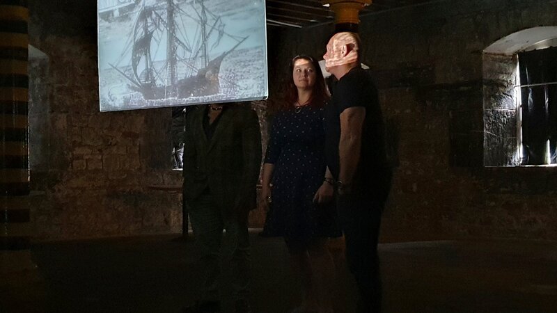 Ross Kemp (r.) und Mallory Haas (m.) – Bild: honeyB-ZLW /​ © THE HISTORY CHANNEL /​ Honey Bee Media