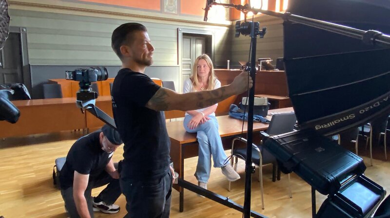 Es sind Sommerferien 1992, als sich der 12-jährige Ronny P. auf den Weg zu seinen Freunden macht. Er verabschiedet sich von seinen Eltern in Brandenburg an der Havel; zum Abendbrot wollte er wieder zurück sein. Doch Ronny P. kommt nicht mehr nach Hause. Eine Mordkommission findet die Leiche des Kindes zwei Wochen später. Erstmals erzählen die Eltern von diesen schweren Tagen und der Zeit danach. – Dreharbeiten mit dem Kameramann Jens Eckhardt – Bild: rbb/​Dokfilm