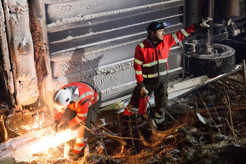 Eirik with torch and Kristoffer. – Bild: National Geographic Partners, LLC