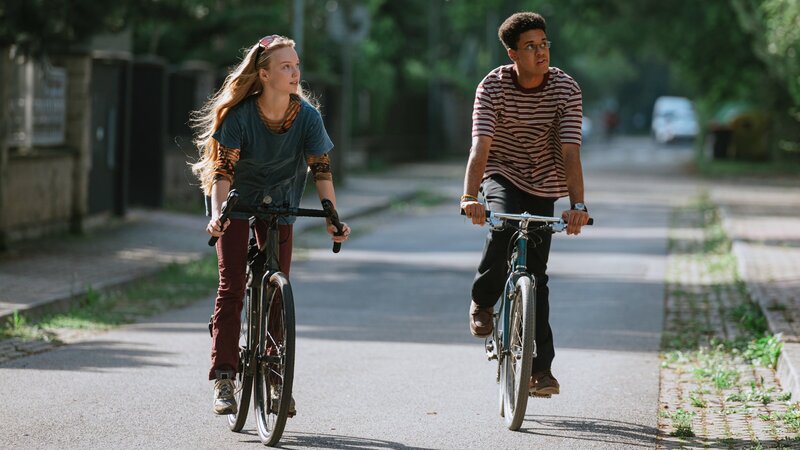 Lisa Abel (Mina-Giselle Rüffer) hat zunehmend das Gefühl, dass hinter ihren Visionen mehr steckt. Mit ihrem Freund Davi Cruz (Esmael Agostinho) geht sie den Geschehnissen auf den Grund. – Bild: ZDF und JAN HROMADKO