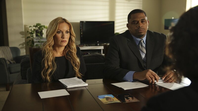 Chris Anderson and Melissa Lewkowicz are seated next to each other. Both stare at Angela Amundson. – Bild: TLC