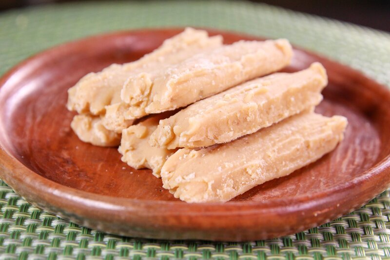 Canillitas de Leche, eine traditionelle guatemaltekische Süßigkeit, hergestellt im „Dulces El Sombreron“ in Antigua. – Bild: ORF/​Warner/​The Travel Channel