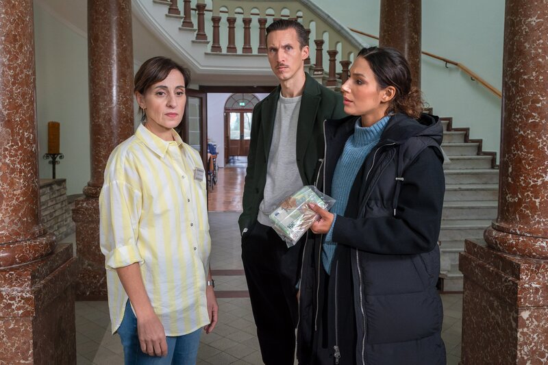 Dr. Shirin Karami (Artemis Chalkidou, l.), spielt die Ahnungslose und ist überzeugt davon, dass Alina Voss das Geld auf legalem Weg erhalten hat. – Bild: ZDF und Steffen Junghans