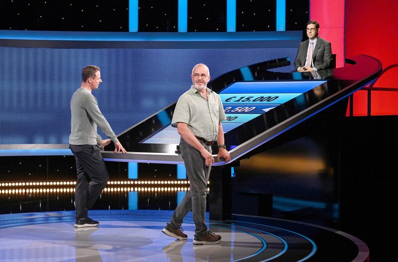 Moderator Alexander Bommes (l.) mit dem Kandidaten Frank Trodtfeld (M.) und dem Jäger, Sebastian Jacoby (r.). – Bild: ARD/​Uwe Ernst