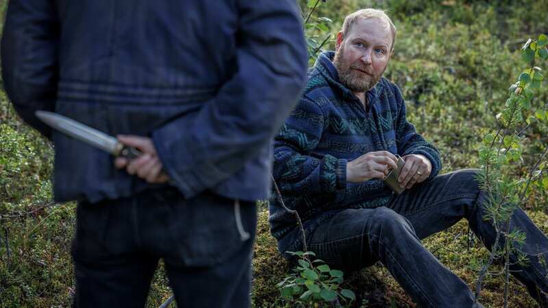Hannahs Mann Thomas (Henrik Dorsin, r.) trifft auf Kat (Eliot Sumner, l.), die zufällig in eine Waldhütte in seiner Nähe gezogen ist. – Bild: ZDF und Nordic Drama Queens