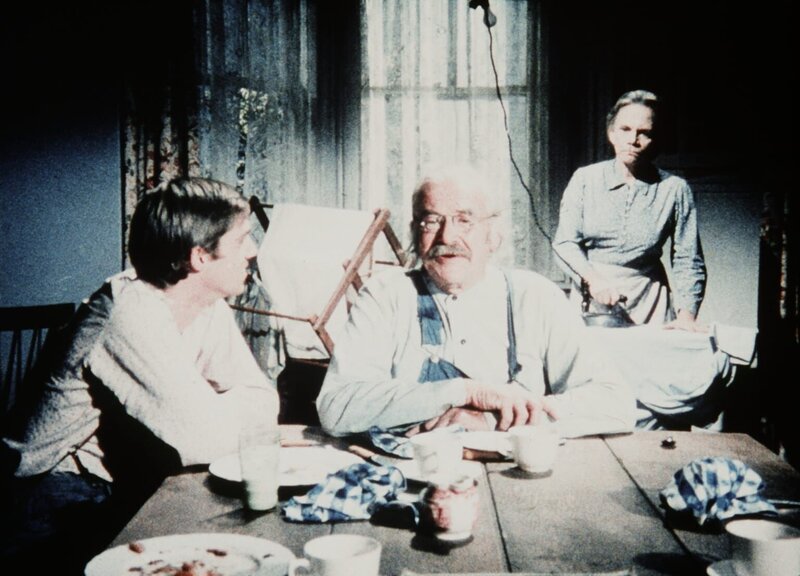 John-Boy (Richard Thomas, l.) erklärt Großvater (Will Geer, M.) und Großmutter (Ellen Corby, r.), dass die Kinder die Reparatur der zerbrochenen Brille von Großmutter bezahlen werden und auf den Zirkusbesuch verzichten. – Bild: WARNER BROS. INTERNATIONAL TELEVISION Lizenzbild frei