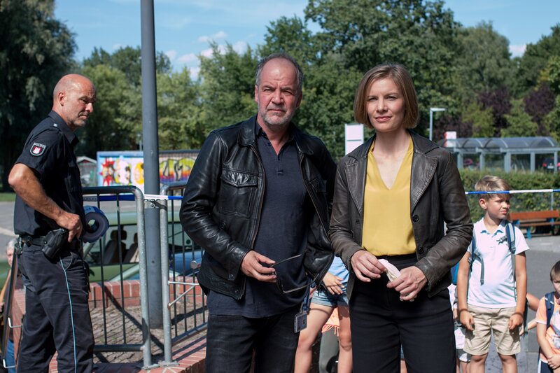 Lena Testorp (Anna von Haebler, r.) informiert Oskar Schütz (Marek Erhardt, l.) über die tote Lehrerin, die am Morgen in der Schule gefunden wurde. Wurde sie von der Treppe gestoßen? – Bild: Manju Sawhney /​ ZDF Enterprises GmbH /​ Die Verwendung ist nur bei redaktioneller Berichterstattung im Rahmen einer Programmankündigung ab 2 Monate vor der ersten Auss /​ © ZDF