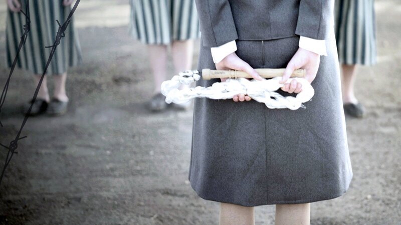 Im Frühjahr 1943 nimmt die SS vier neue Gaskammern in Betrieb. Das KZ Auschwitz-Birkenau wird zur Todesfabrik. Aufseherinnen wie Irma Grese terrorisieren die Häftlinge. – Bild: ZDF