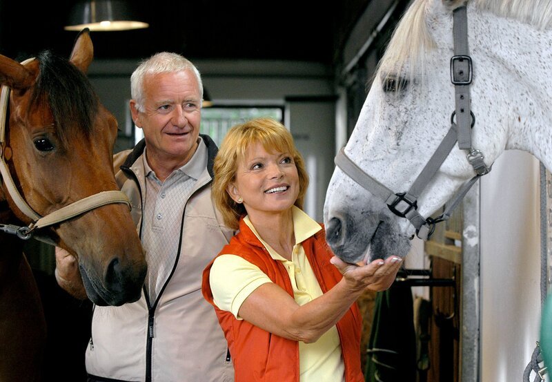 Durch ihre gemeinsame Liebe zum Reiten kommen Vera (Uschi Glas) und Robert (Peter Bongartz) sich näher. – Bild: ARD Degeto/​Marco O. Pichler