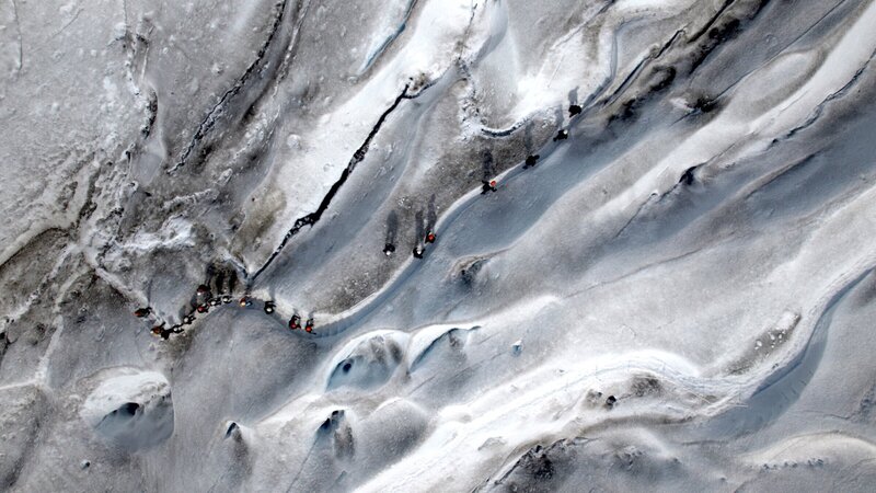 Wandern in der weißen Wildnis – Beim Eis-Trekking am Perito Moreno gehen Touristen auf Tuchfühlung mit dem Gletscher. – Bild: ZDF