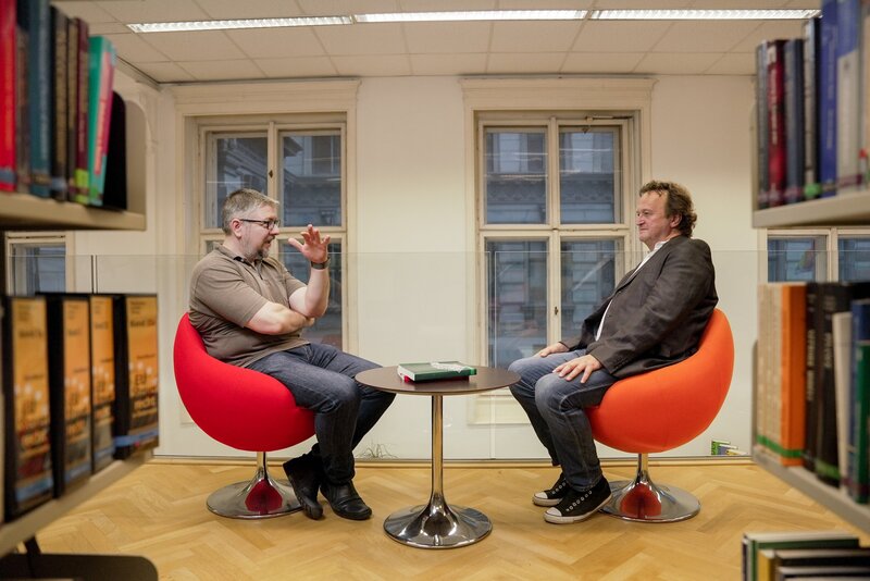 Hanno Settele (r.) im Gespräch mit Gesundheitsökonom Thomas Czypionka. – Bild: ORF/​Neulandfilm