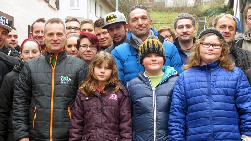 Trödelexperte Mauro Corradino inmitten einer großen Helferschar – Bild: RTL II