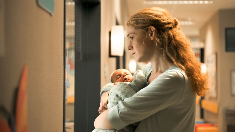 Dunja (Katya Molchanova) will das Baby nicht weggeben, das sie als Leihmutter geboren hat. – Bild: ZDF und X Filme/​Julia Jalnasow