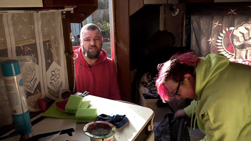 Paddy und Lausi hoffen, ihren Wohnwagen gewinnbringend verkaufen zu können … – Bild: RTL Zwei