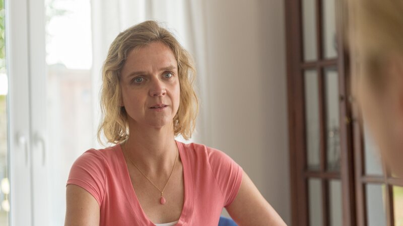 Auch Haushälterin Jule Steinmetz (Florentine Schara) macht sich verdächtig. Denn kurz zuvor ist sie von Hendrick Voss entlassen worden. Und das, obwohl sie schwer verliebt in ihren Chef ist. Sogar ihren Freund hat sie für Voss verlassen. War es am Ende gar kein Zufall, dass sie während der Explosion in Sicherheit gewesen ist? – Bild: ZDF/​ZDF /​ Meyerbroeker