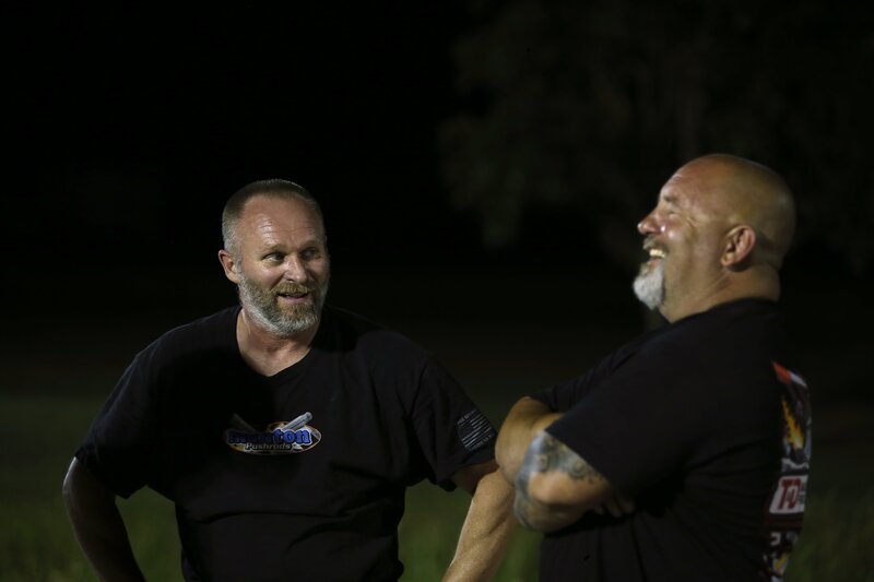 Dominator talks shop with Chuck. – Bild: Discovery Channel