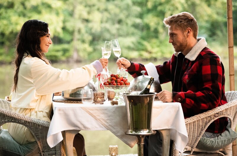 Undercovereinsatz: Arda (Yasemin Cetinkaya, l.) und Frank (Niklas Osterloh, r.) genießen ein Romantik-Dinner. – Bild: ARD/​Martin Valentin Menke